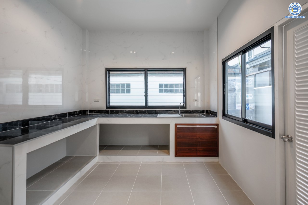 บ้านมือสองตกแต่งใหม่ ม.บุญโต55 แจ้งวัฒนะ ทำเลโซนเมือง!  เนื้อที่ 50 ตร.ว. ฟังก์ชันจัดเต็ม 3 ห้องนอน 4 ห้องน้ำ 1 ห้องแม่บ้าน รองรับทุกการอยู่อาศัย ทำเลเดินทางสะดวกเพียง 1 กม.จากจุดขึ้นทางด่วนศรีสมาน ใกล้เมืองทองธานี เซ็นทรัลแจ้งวัฒนะ และ รถไฟฟ้าสายสีแดง "สถานีหลักสี่"